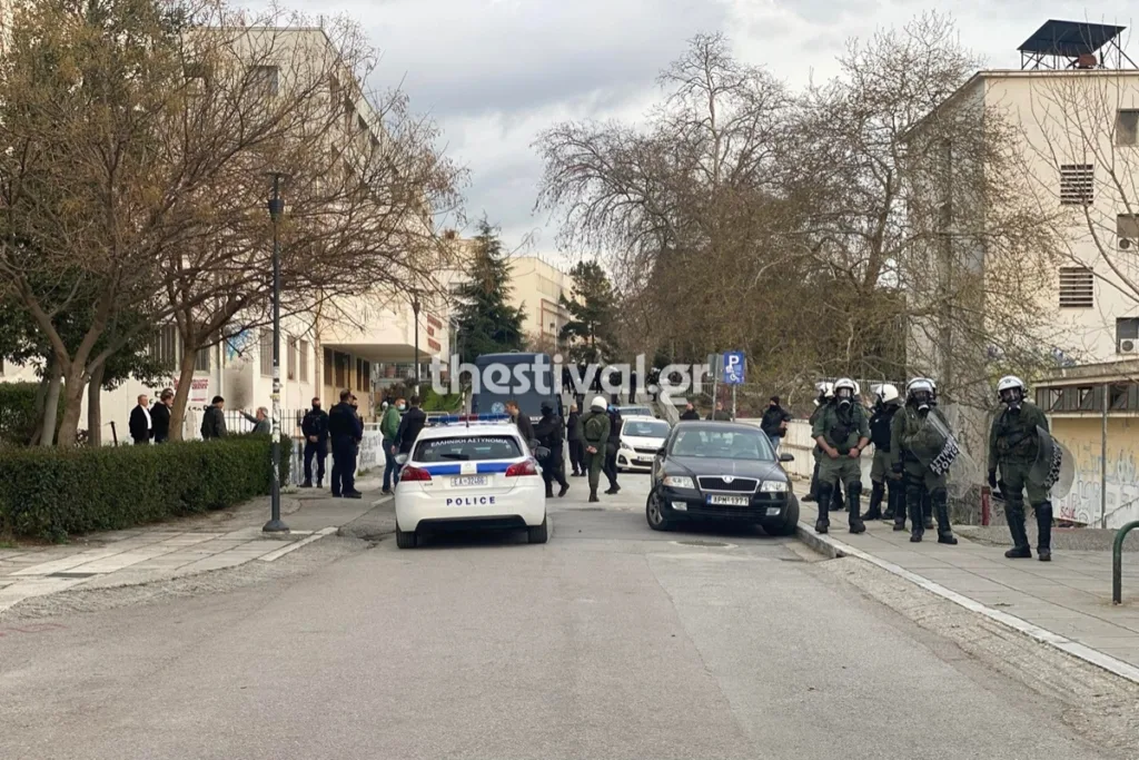 Θεσσαλονίκη: Μεγάλη αστυνομική επιχείρηση στο ΑΠΘ – Ένταση με φοιτητές, τουλάχιστον 45 προσαγω
