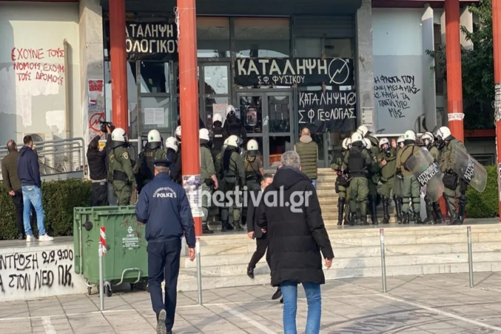 ΕΛ.ΑΣ.: Μεγάλη επιχείρηση στο ΑΠΘ – Ένταση με τους φοιτητές [εικόνες – βίντεο]