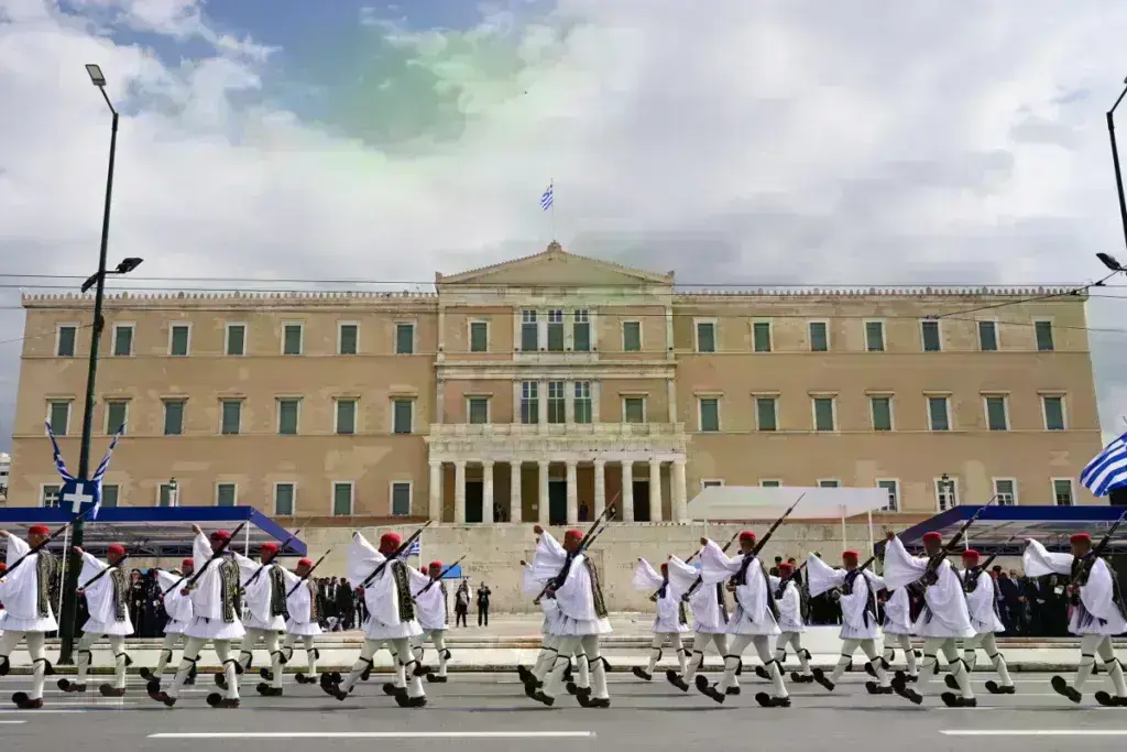 Παρέλαση 25η Μαρτίου: Δέος στο πέρασμα της Προεδρικής Φρουράς [βίντεο και εικόνες