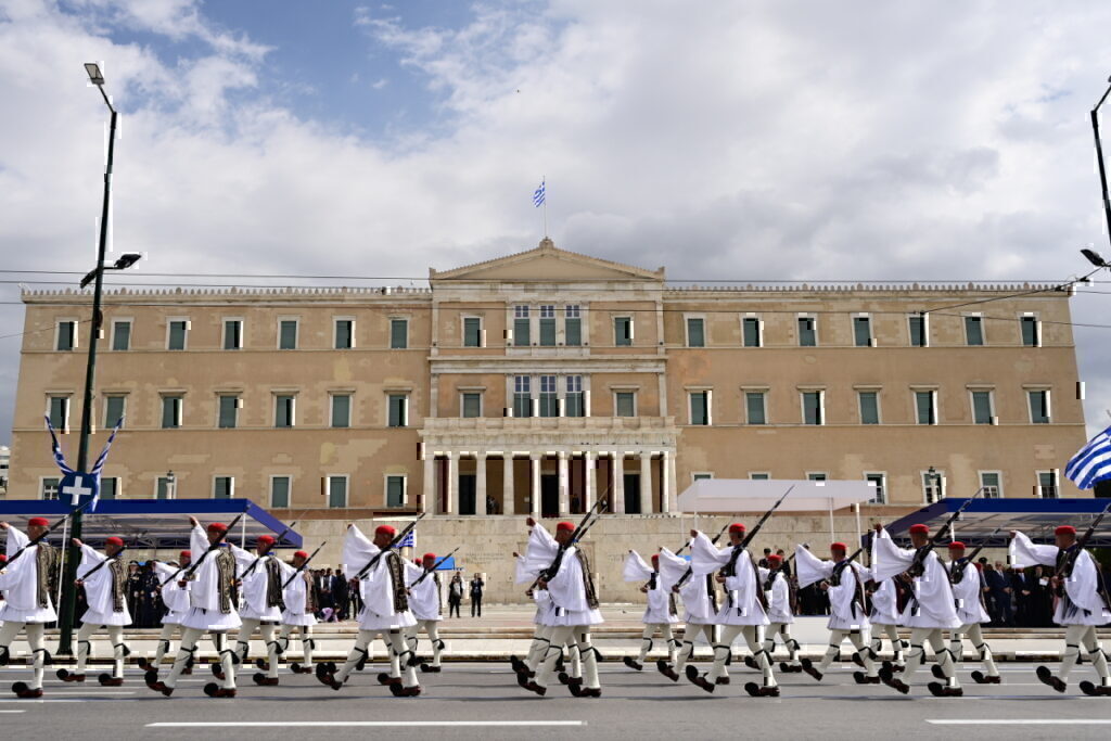 Παρέλαση 25η Μαρτίου: Δέος στο πέρασμα της Προεδρικής Φρουράς [βίντεο και εικόνες