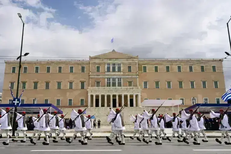 Παρέλαση 25η Μαρτίου: Δέος στο πέρασμα της Προεδρικής Φρουράς [βίντεο και εικόνες