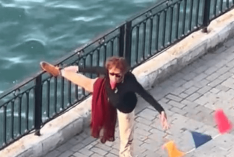 Viral: Υπεργιαγιά κάνει διατάσεις και χορεύει σάμπα!