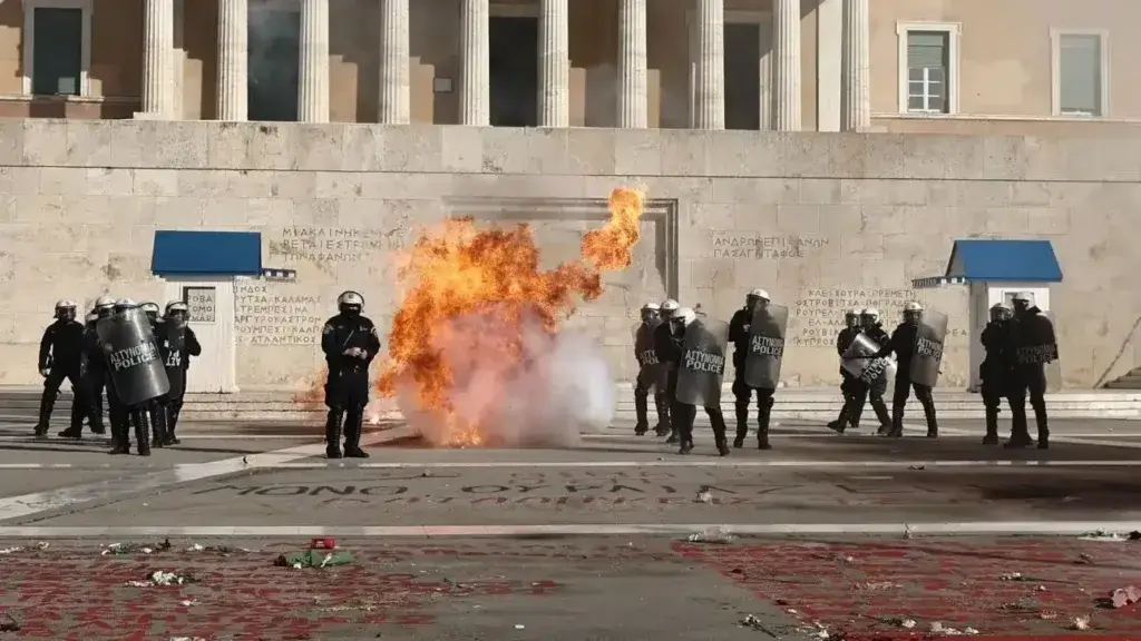 Πανεκπαιδευτικό Συλλαλητήριο: Μολότοφ και χημικά μπροστά στη Βουλή [εικόνες]