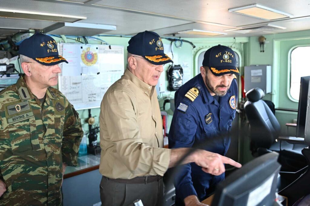 Φρεγάτα Ύδρα: Οι φωτογραφίες από την επίσκεψη Δένδια