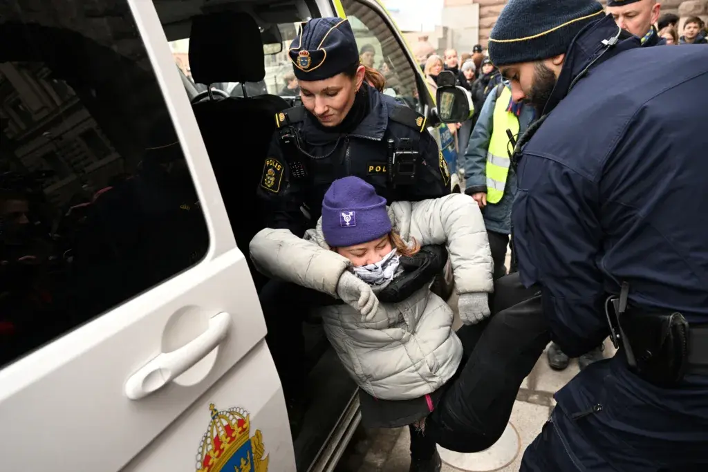Σουηδία: Συνέλαβαν ξανά την Τούνμπεργκ – Επιχείρησε να αποκλείσει την είσοδο του κοινοβουλίου