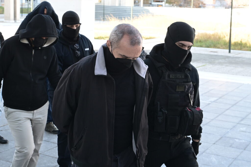 Ένοχος ο Ηλίας Μίχος για τον βιασμό της 12χρονης στον Κολωνό – Αθώα η μητέρα