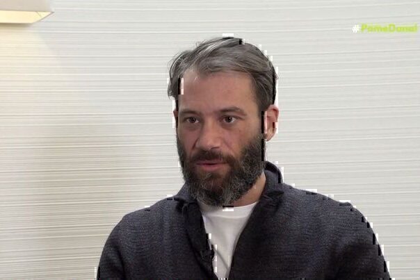 Αντίνοος Αλμπάνης: «Φλερτάρω ασύστολα ακόμα και…» [Βίντεο]
