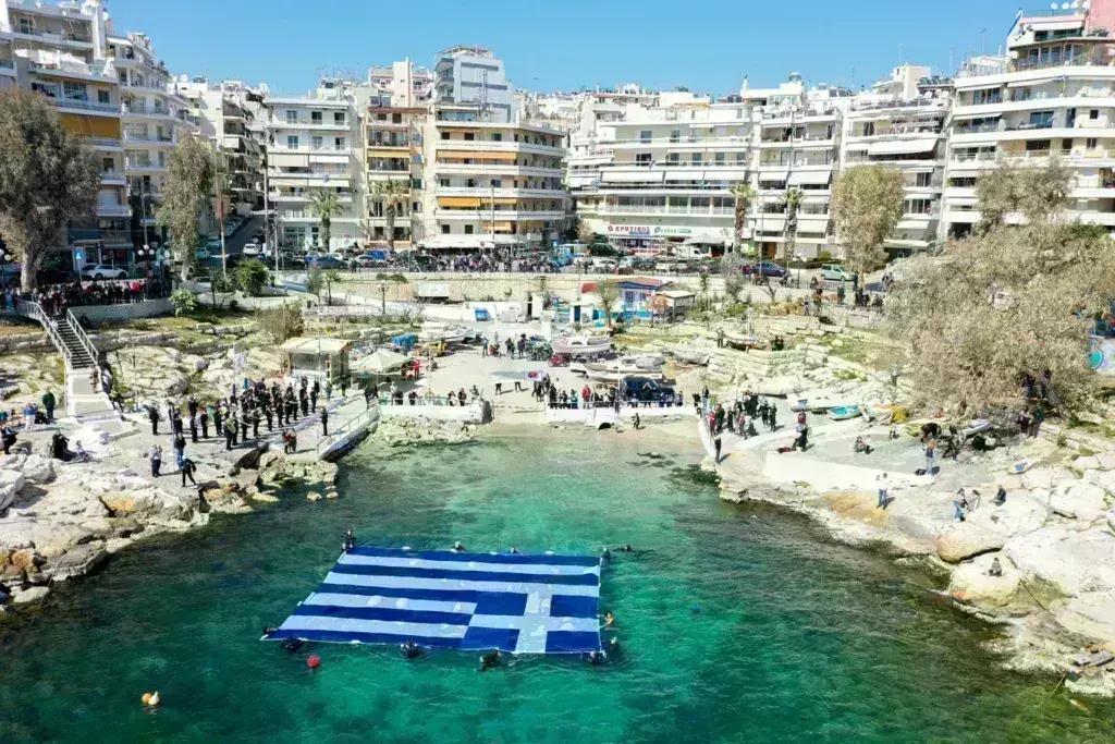 25η Μαρτίου: Η Ελληνική σημαία στη θάλασσα του Πειραιά για την Εθνική Επέτειο