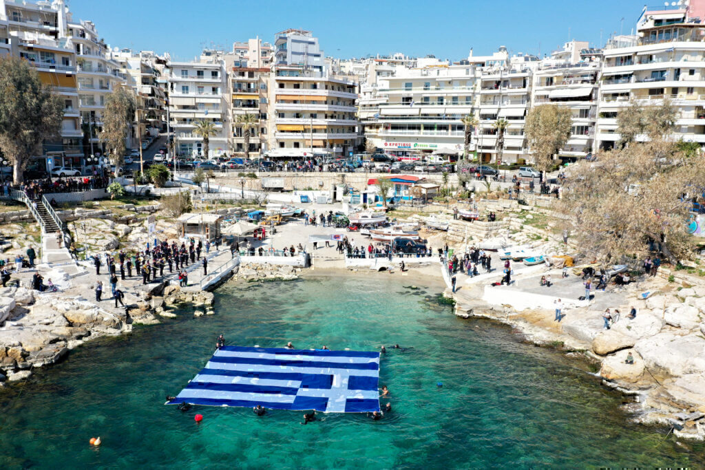 25η Μαρτίου: Η Ελληνική σημαία στη θάλασσα του Πειραιά για την Εθνική Επέτειο