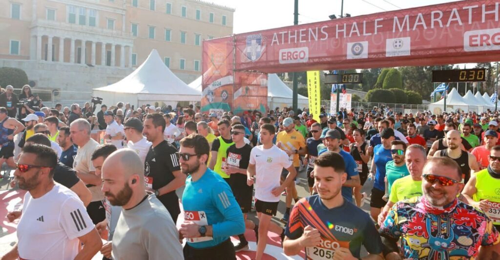 Χιλιάδες δρομείς για τον 12o Ημιμαραθώνιο της Αθήνας – Κλειστό το κέντρο της Αθήνας- Δείτε live
