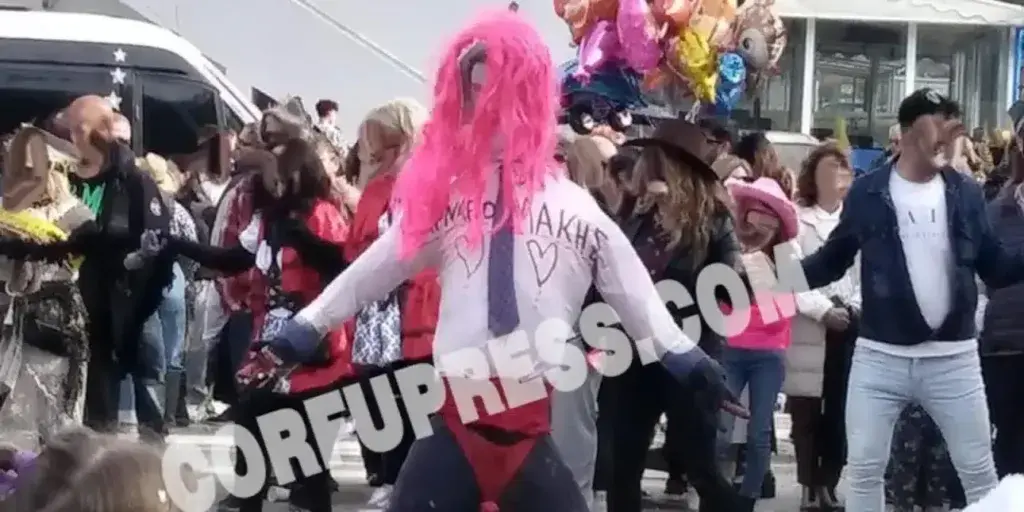 Σάλος με το ομοφοβικό καρναβάλι στην Κέρκυρα: Έβγαλαν καρνάβαλο «Κασσελάκη» με κραγιόν και γυναικεία