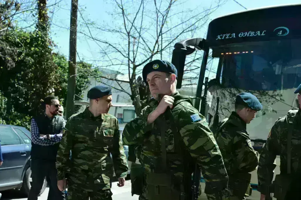 Στέφανος Κασσελάκης: Δείτε τον ντυμένο στα χακί – Παρέλασε με άγημα στη Θήβα