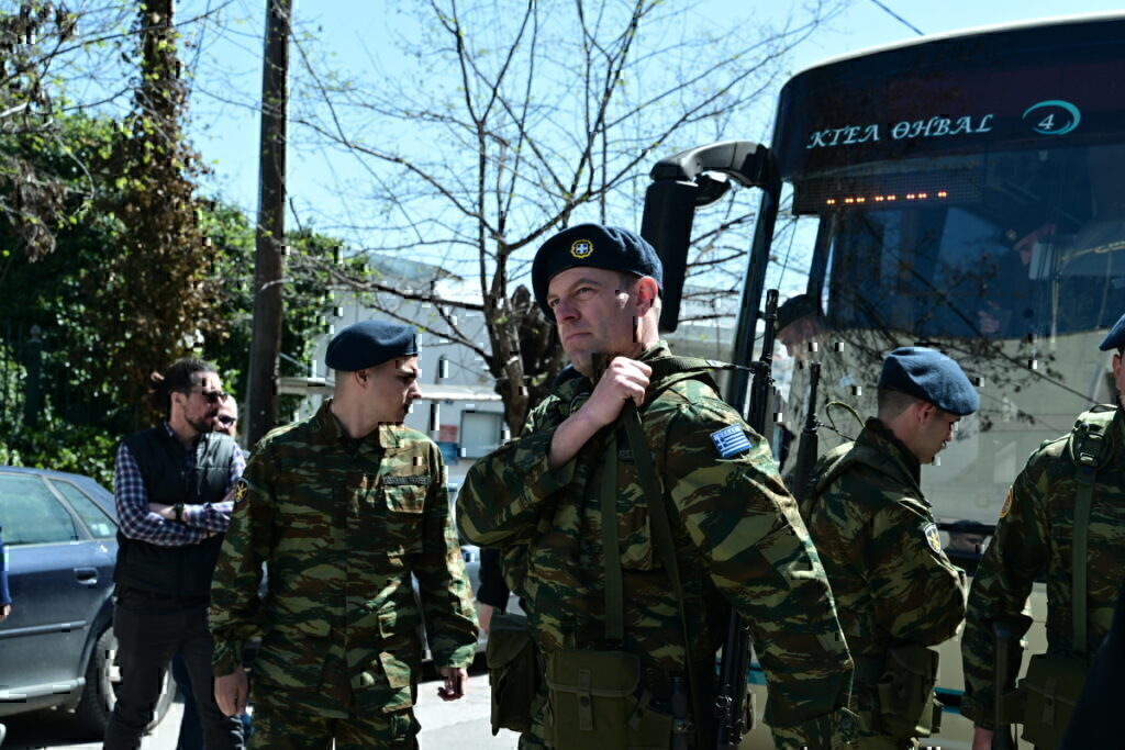 Στέφανος Κασσελάκης: Δείτε τον ντυμένο στα χακί – Παρέλασε με άγημα στη Θήβα