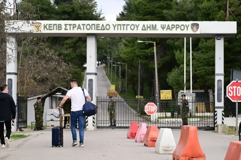 Στέφανος Κασσελάκης: Παρουσιάστηκε στο Κέντρο Εκπαίδευσης Πυροβολικού Θήβας – Καρέ καρέ η είσο