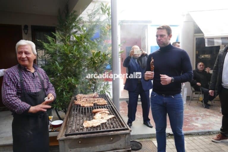 Στέφανος Κασσελάκης: Τσικνοπέμπτη στην Τρίπολη – Πέρασε από όλες τις ψησταριές