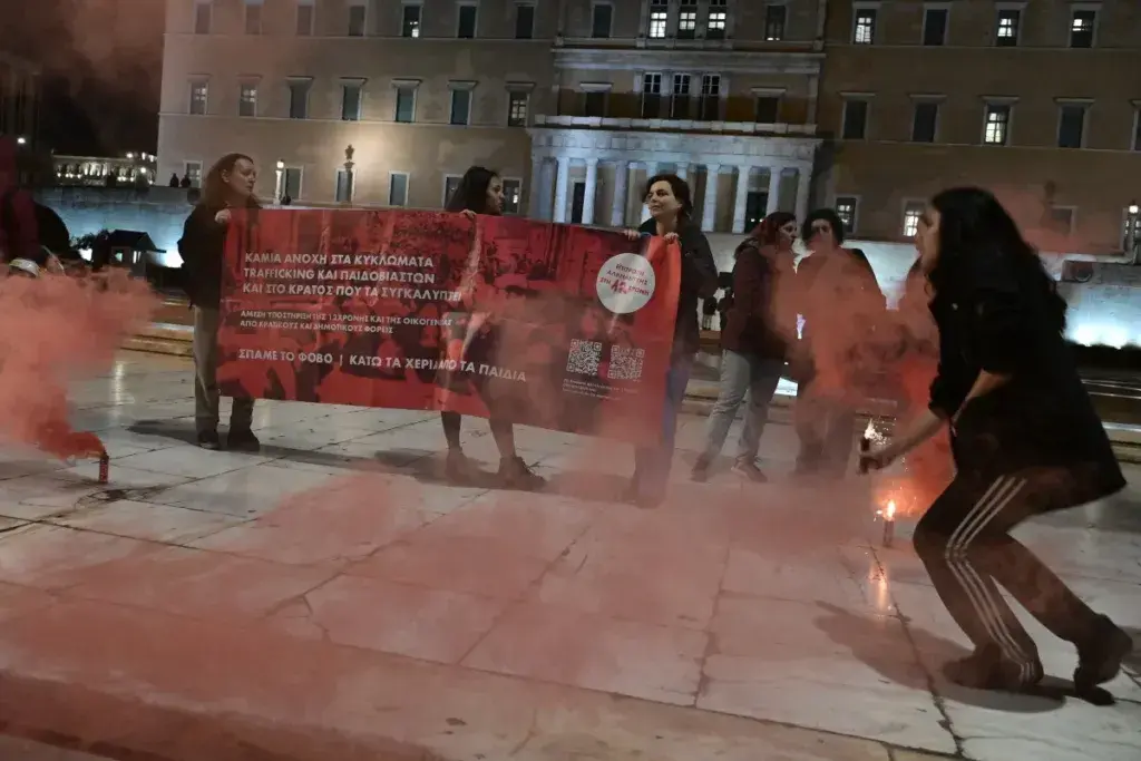 Κολωνός: Επεισόδια στα Προπύλαια στην πορεία για την εισαγγελική πρόταση – «Καμία ανοχή»