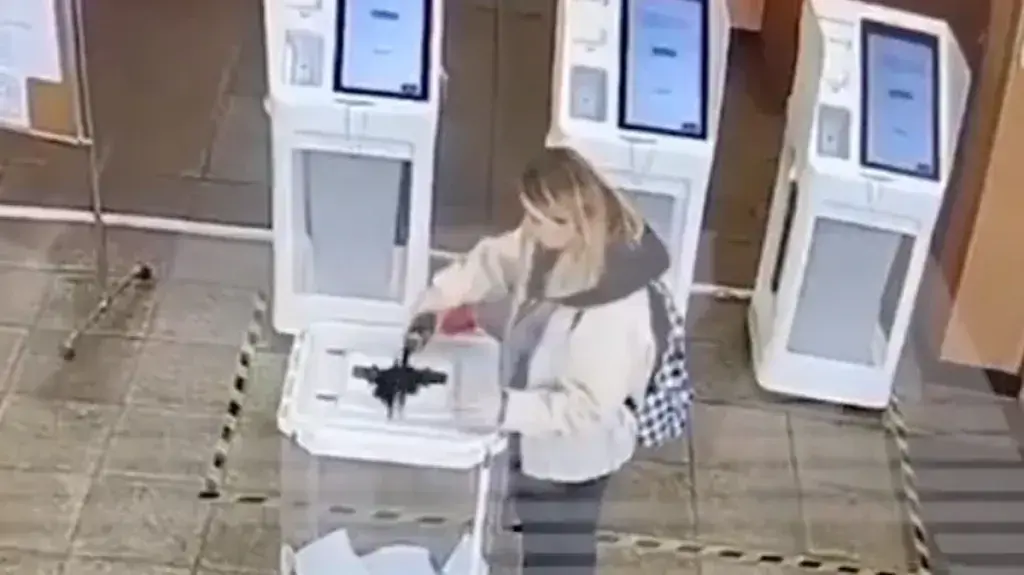 Κυβερνοεπίθεση σε εκλογικά τμήματα της Σιβηρίας – Γυναίκα πέταξε μπογιά σε κάλπη στη Μόσχα [Βί