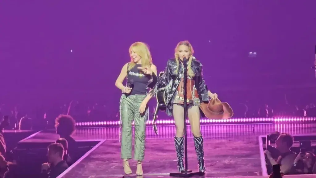 Παγκόσμια Ημέρα Γυναίκας: Μαζί στη σκηνή Madonna και Kylie Minogue τραγούδησαν «I Will Survive» [Βίν