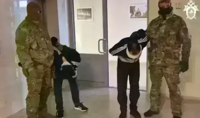Μακελειό στη Μόσχα: Με δεμένα μάτια οι συλληφθέντες στον ανακριτή – Για εκδίκηση μιλούν οι Ρώσοι