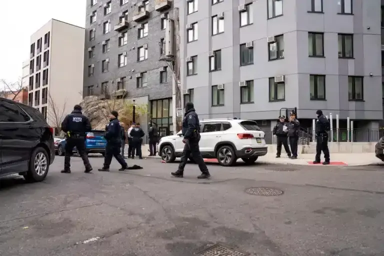 Βίντεο που σοκάρει: Αστυνομικοί σκοτώνουν άνδρα που κρατούσε όμηρη τη μητέρα του [Σκληρές εικόνες]