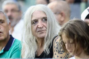 Νίκος Καρβέλας