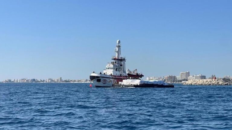 Έφτασε στη Γάζα το πλοίο με την ανθρωπιστική βοήθεια που απέπλευσε από την Κύπρο
