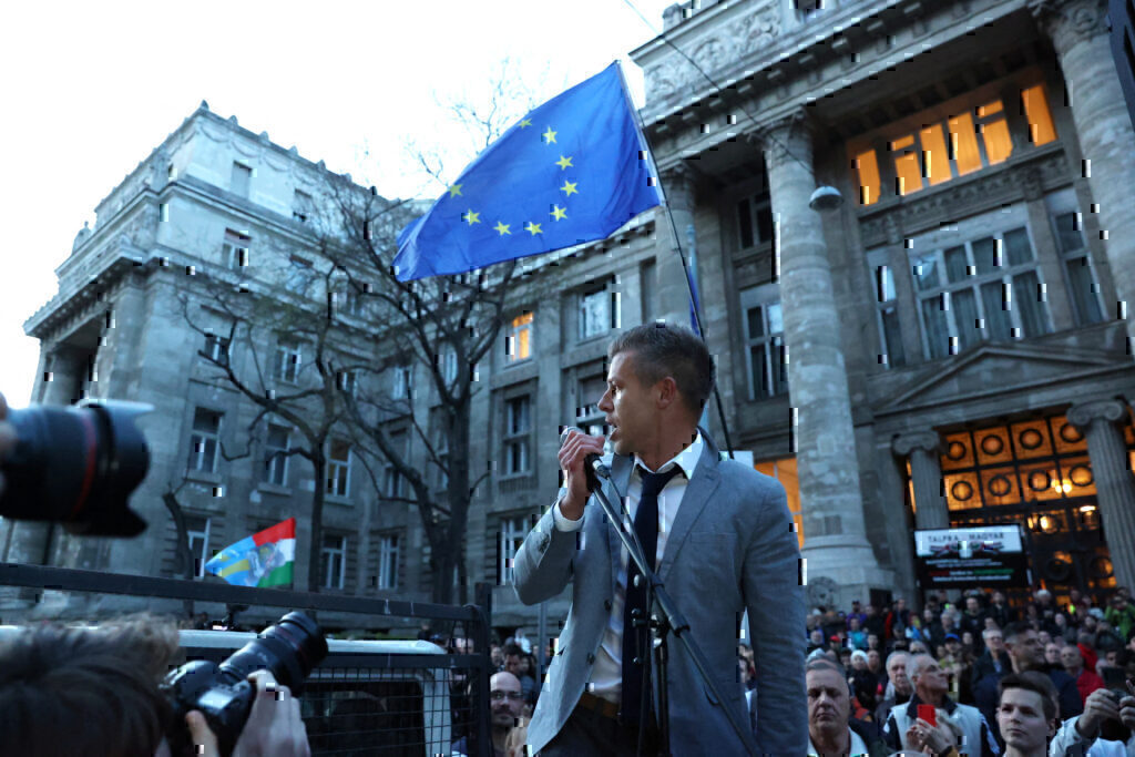 Χιλιάδες πολίτες διαδήλωσαν κατά του πρωθυπουργού Βίκτορ Ορμπάν στην Ουγγαρία