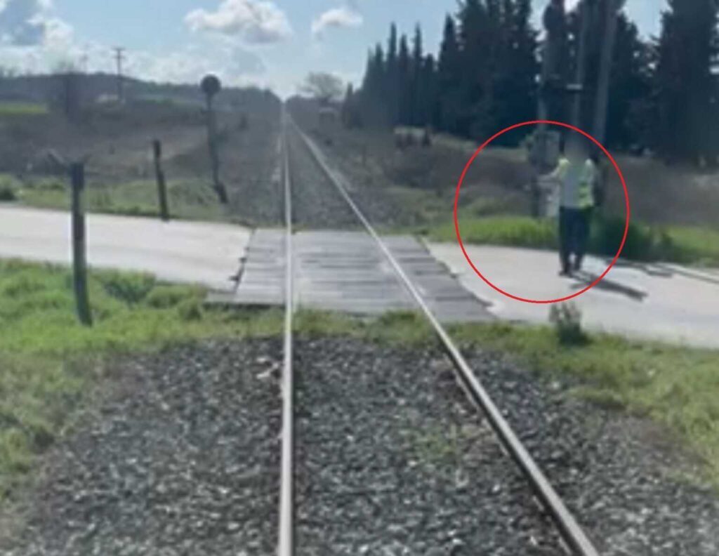 Εικόνα ντροπής στον ΟΣΕ: Σεκιούριτι σε ρόλο… τροχονόμου στις αφύλακτες διαβάσεις στον άξονα Θεσσαλονίκη – Σέρρες