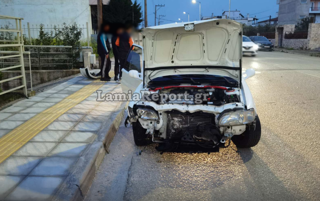 Σοκαριστικό τροχαίο στην Λαμία – Οδηγός «καρφώθηκε» σε προπορευόμενο ΙΧ [Εικόνες]