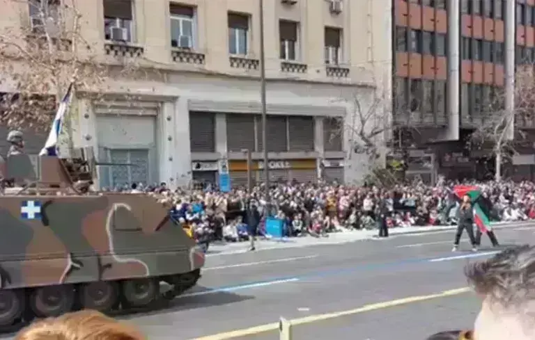 Ελεύθεροι οι επτά προσαχθέντες που παρεμπόδισαν την παρέλαση στο κέντρο της Αθήνας