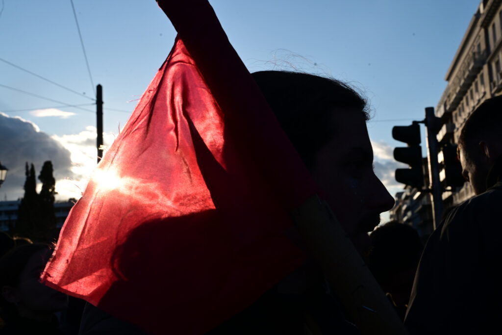 Πανεκπαιδευτικό συλλαλητήριο: Μπροστά από τη Βουλή παραμένουν οι φοιτητές – Προηγήθηκαν επεισόδια με χημικά, μολότοφ και τραυματισμούς