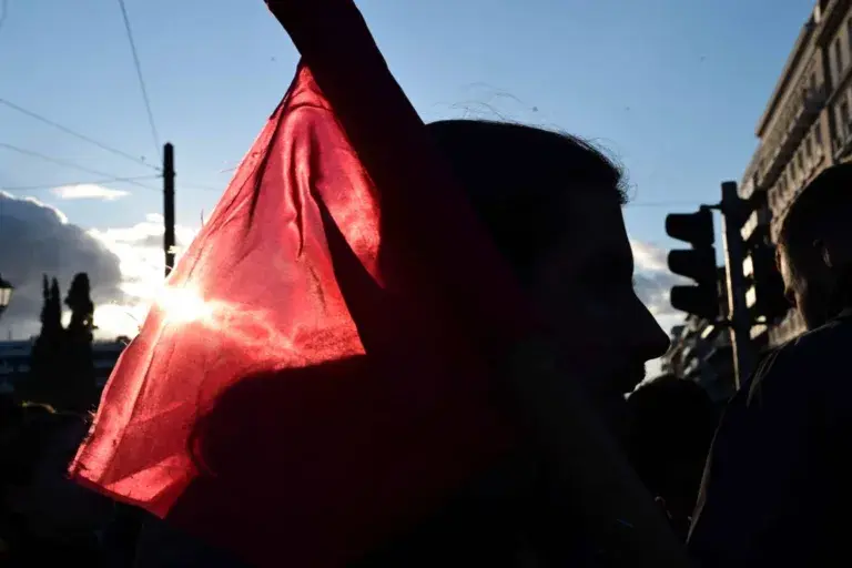 Πανεκπαιδευτικό συλλαλητήριο: Μπροστά από τη Βουλή παραμένουν οι φοιτητές - Προηγήθηκαν επεισόδια με χημικά, μολότοφ και τραυματισμούς