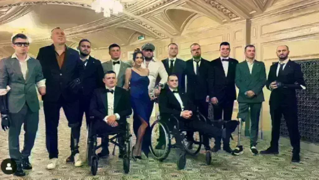 Ουκρανή πορνοστάρ ποζάρει με στρατιώτες (Instagram)