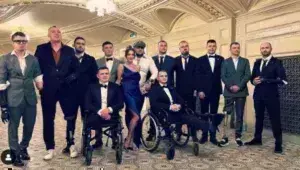 Ουκρανή πορνοστάρ ποζάρει με στρατιώτες (Instagram)