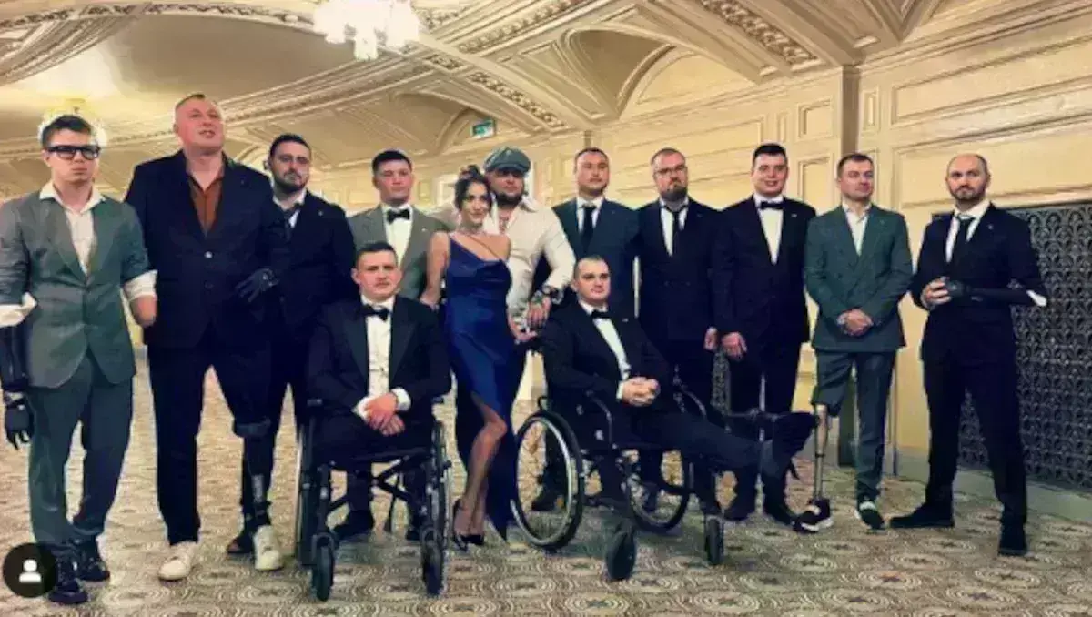 Ουκρανή πορνοστάρ ποζάρει με στρατιώτες (Instagram)