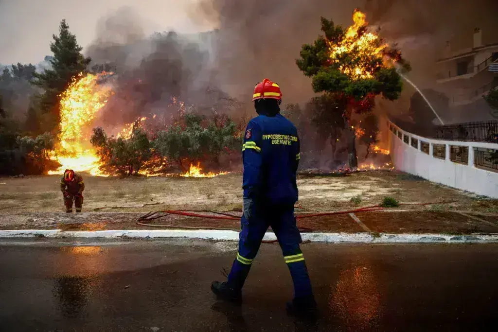 Πυροσβεστική: Συνελήφθη άνδρας για την πυρκαγιά στη Ραφήνα – Τον είχαν ξαναπιάσει πριν από 15 