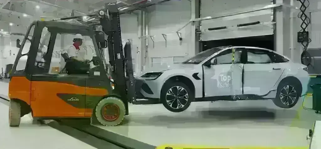 BYD Seal: Το τράκαραν άσχημα, έβαλαν τη μπαταρία του σε άλλο και λειτουργούσε ρολόι