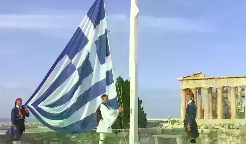 25η Μαρτίου: Έπαρση της σημαίας στον Ιερό Βράχο της Ακρόπολης – 21 κανονιοβολισμοί από το Λυκα