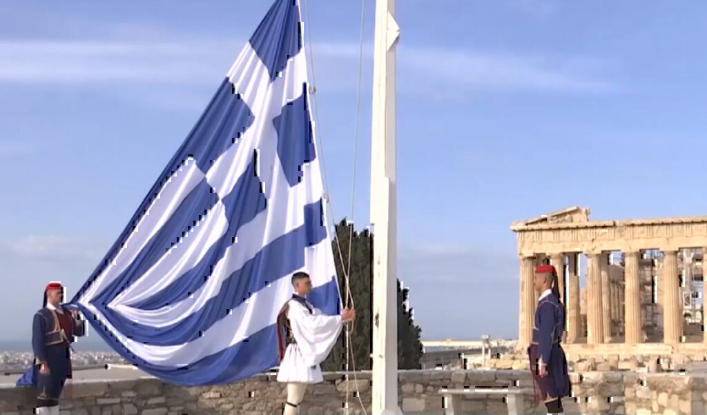 25η Μαρτίου: Έπαρση της σημαίας στον Ιερό Βράχο της Ακρόπολης – 21 κανονιοβολισμοί από το Λυκαβηττό