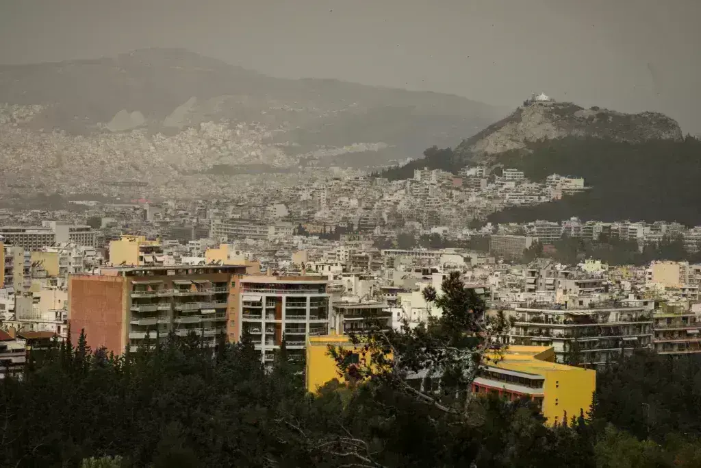 Καιρός: Στα ύψη και πάλι η θερμοκρασία- Επιστρέφει και η σκόνη