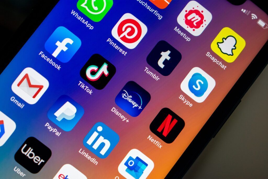 Απαγόρευση στα social media σε ανήλικους έως 15 ετών: Η κυβέρνηση προχωρά με το Kids Wallet – Τι θα αλλάξει για γονείς και παιδιά