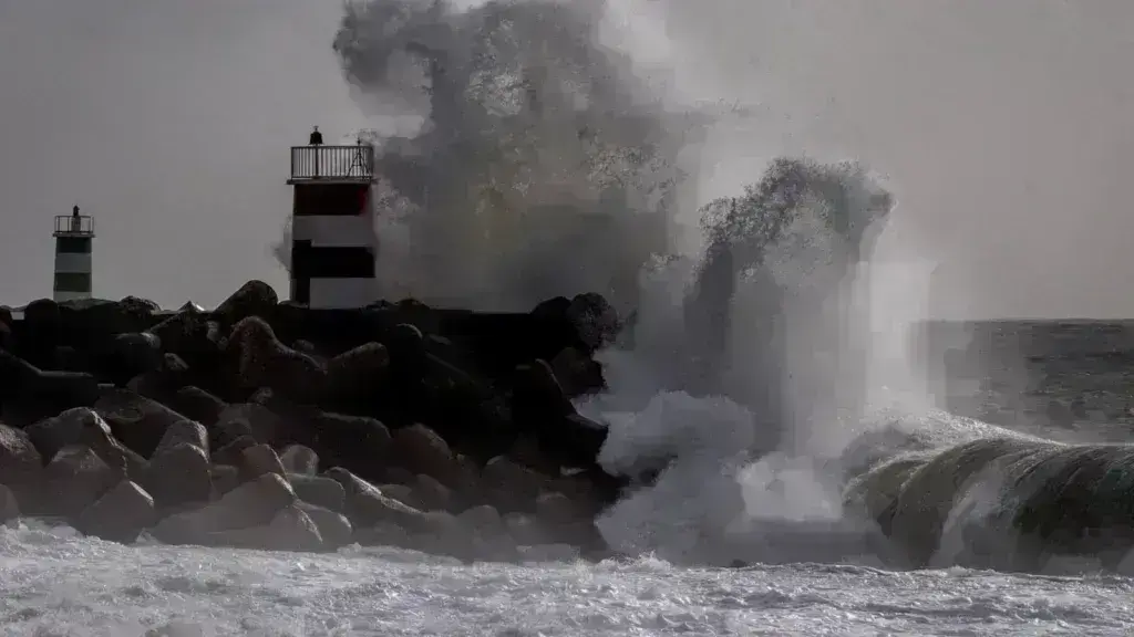 Κακοκαιρία στην Ισπανία: Κύματα 8 μέτρων έπνιξαν τέσσερις ανθρώπους [Βίντεο]