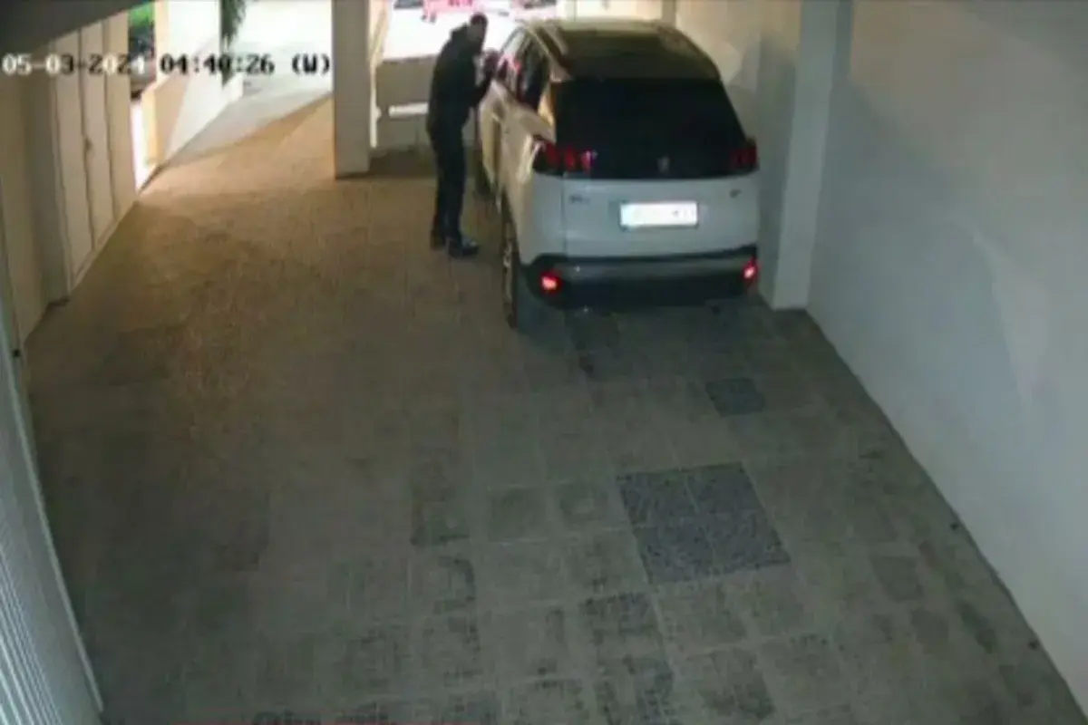 Αττική: Ηθοποιός ανάμεσα στα μέλη της σπείρας που είχε κλέψει 40 αυτοκίνητα - Βίντεο ντοκουμέντο από το γκαράζ