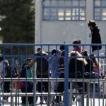 Άγριο ξύλο κοριτσιών με γροθιές και κλωτσιές έξω από σχολείο [σοκαριστικό βίντεο]