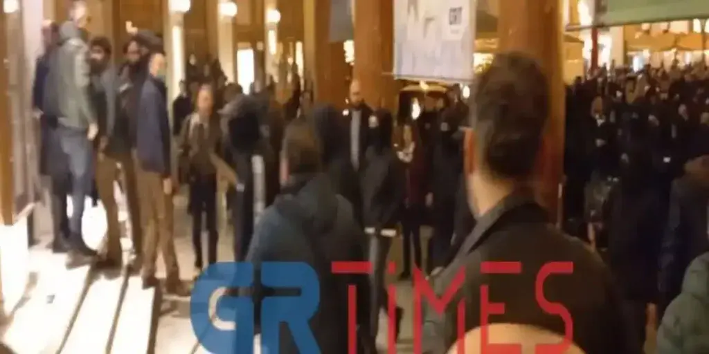 Θεσσαλονίκη: Κουκουλοφόροι επιτέθηκαν λεκτικά στον Στέφανο Κασσελάκη – Νέα ένταση σε συγκέντρω