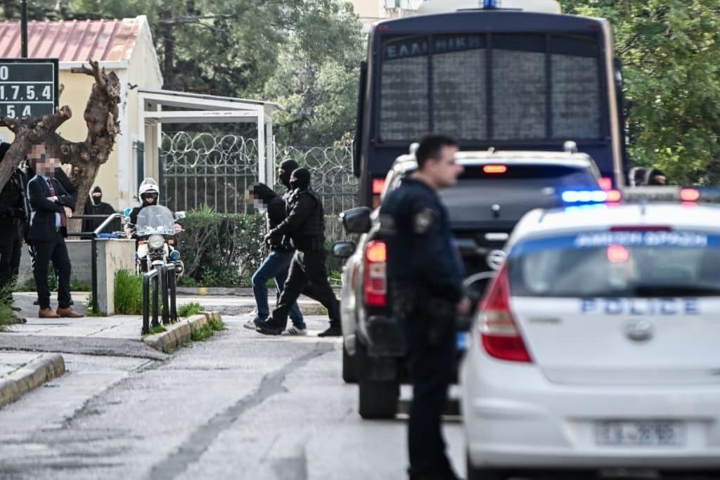 Τρομοκρατία: Στην Ευελπίδων οι έξι από τους δέκα συλληφθέντες της «Σύμπραξης Εκδίκησης» – Απολογήθηκαν στην ανακρίτρια