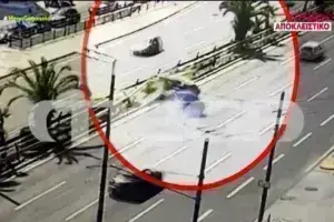 Τροχαίο στη Συγγρού: Βίντεο ντοκουμέντο από τη σύγκρουση των ΙΧ - Στο νοσοκομείο ένα 3χρονο αγόρι [βίντεο]