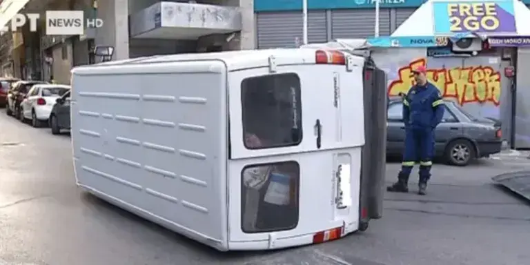 Το φορτηγάκι που αναποδογύρισε στη μέση του δρόμου / Φωτογραφία: ΕΡΤ