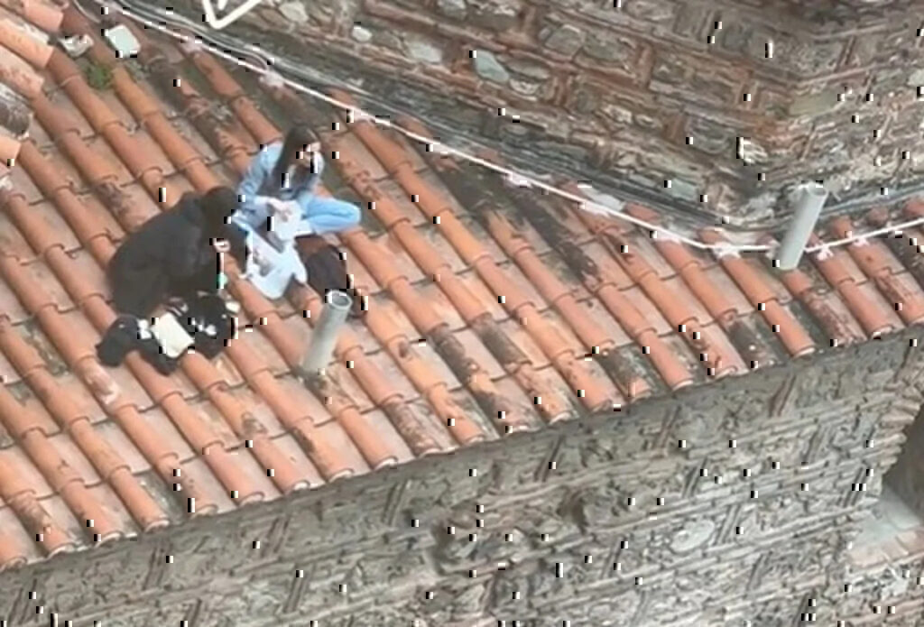 Θεσσαλονίκη: Το απίστευτο μέρος που επέλεξαν δύο κοπέλες για να πιουν τον καφέ τους!