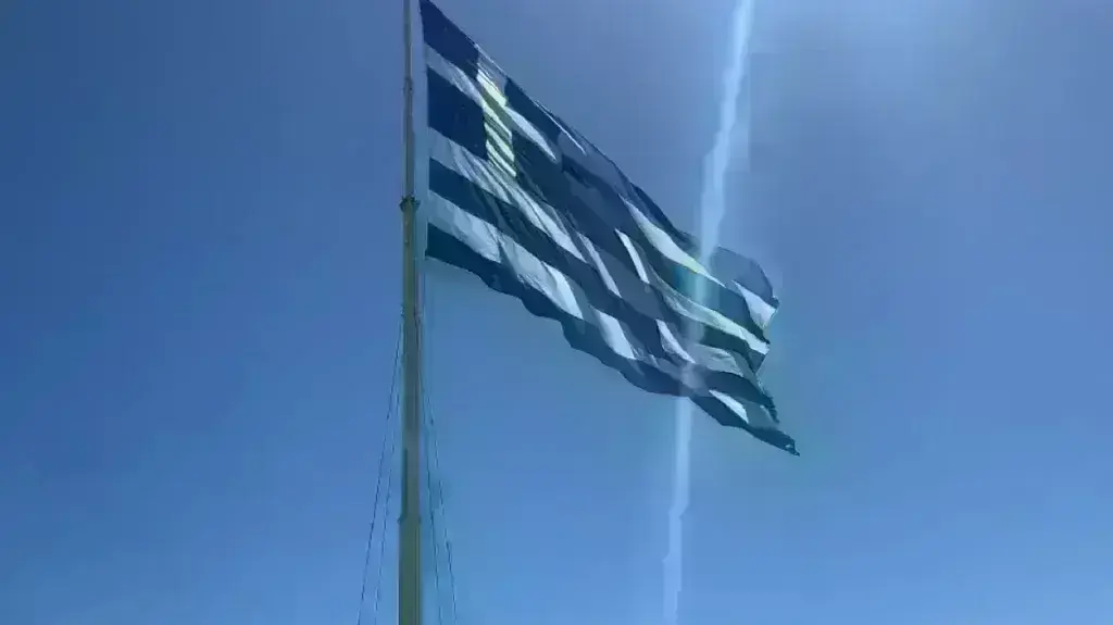 25η Μαρτίου – Χίος: Υψώθηκε στο λιμάνι μια τεράστια ελληνική σημαία